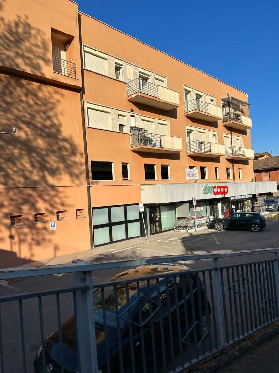 negozio in vendita ad Orte in zona Orte Scalo