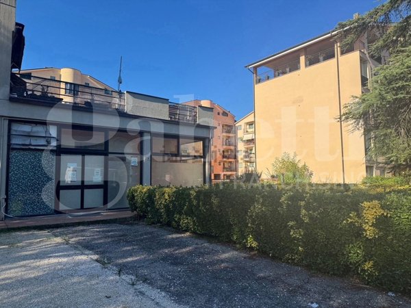 locale commerciale in vendita ad Orte