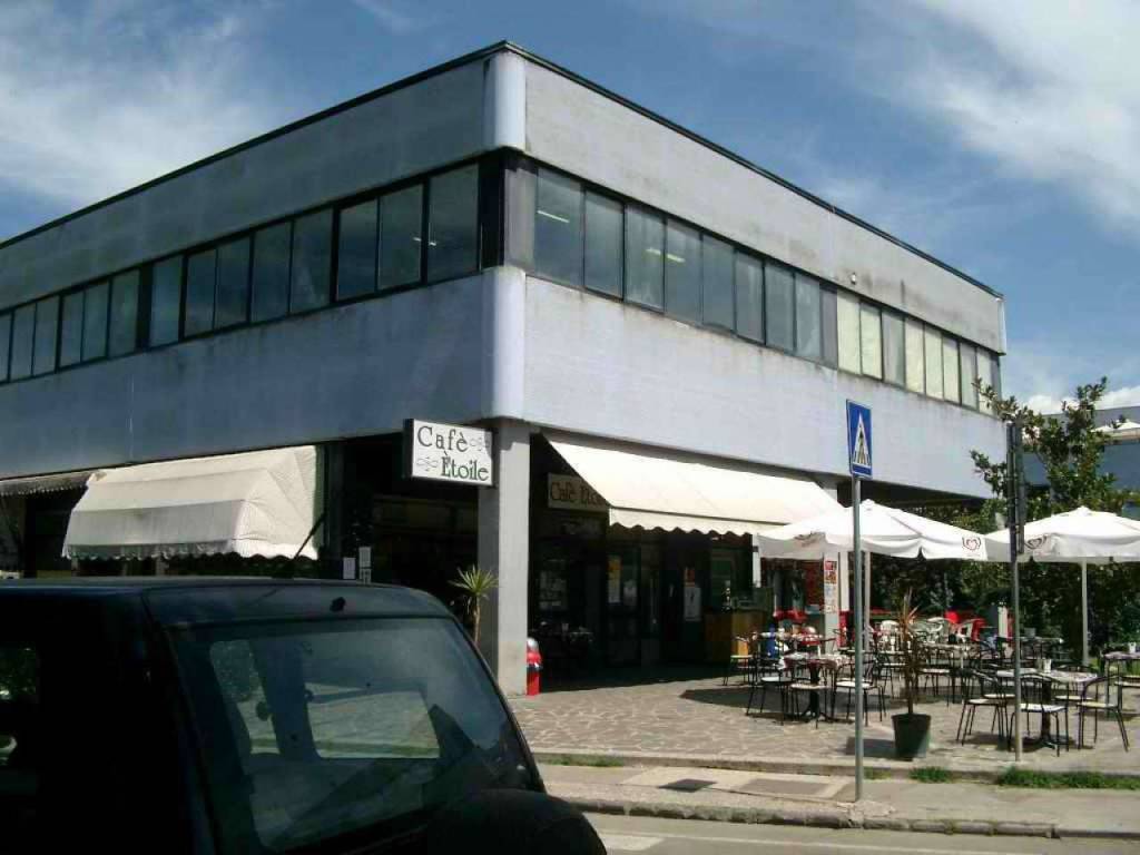 negozio in vendita ad Orte in zona Orte Scalo