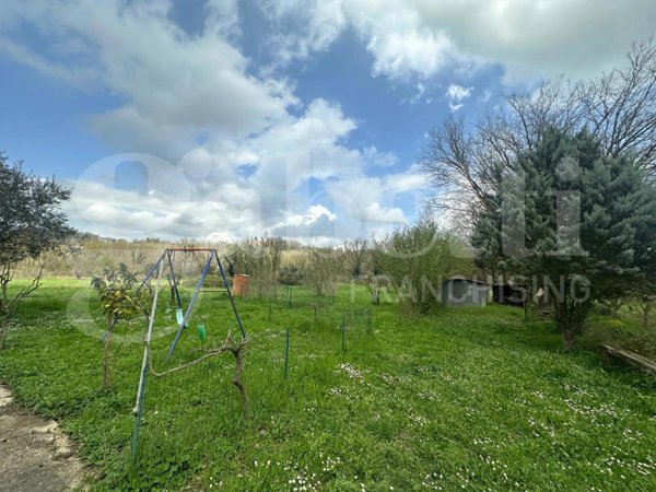 locale di sgombero in vendita ad Orte