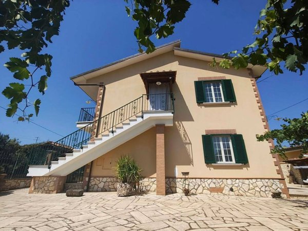 casa indipendente in vendita ad Orte in zona Orte Scalo