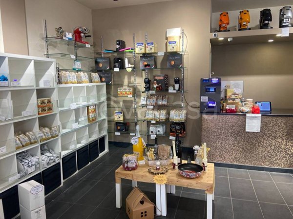 negozio in vendita ad Orte in zona Orte Scalo