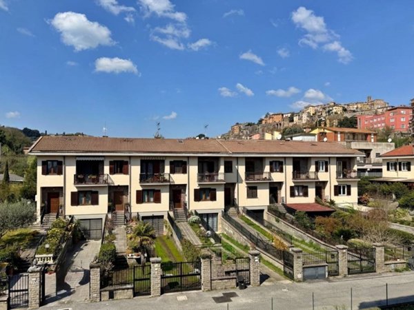 casa indipendente in vendita ad Orte in zona Orte Scalo