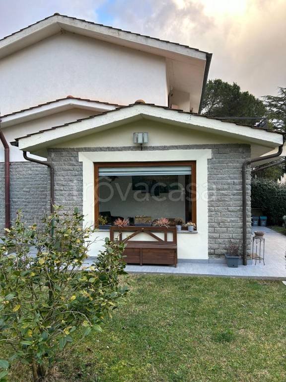 casa indipendente in vendita a Ronciglione