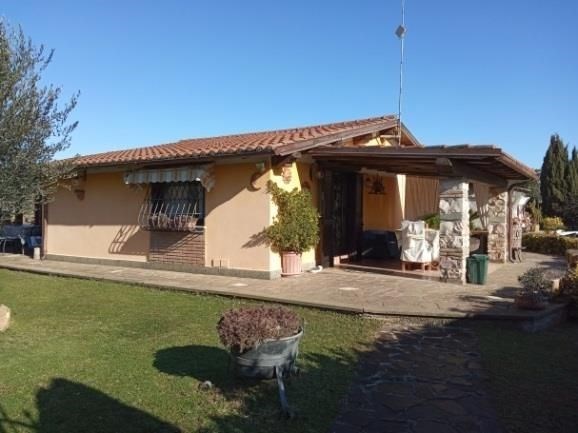 casa indipendente in vendita a Ronciglione