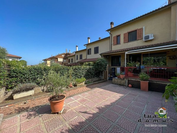 casa indipendente in vendita a Ronciglione