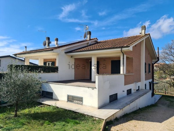 casa indipendente in vendita a Ronciglione