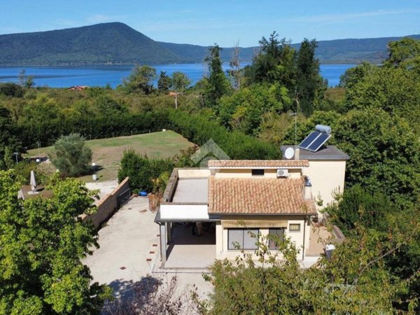 casa indipendente in vendita a Ronciglione