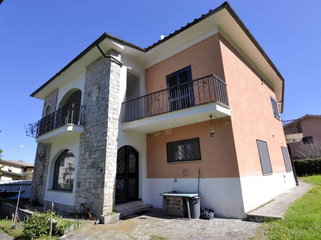 casa indipendente in vendita a Ronciglione