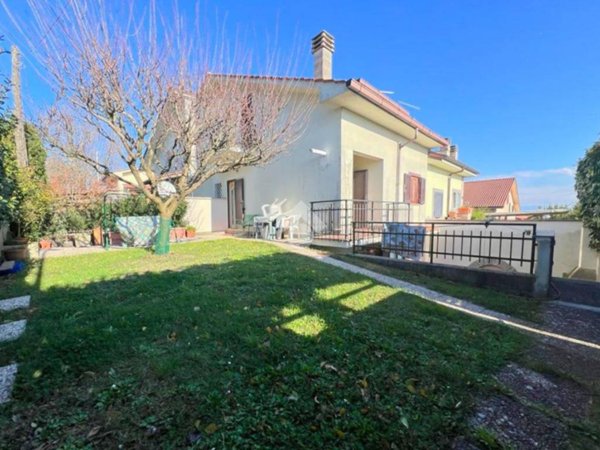 casa indipendente in vendita a Ronciglione
