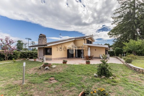 casa indipendente in vendita a Ronciglione