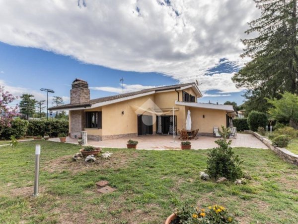 casa indipendente in vendita a Ronciglione