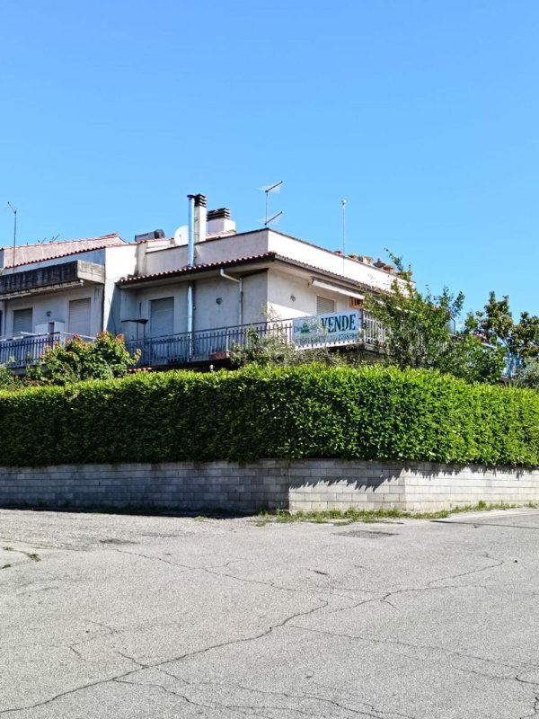 casa indipendente in vendita a Ronciglione