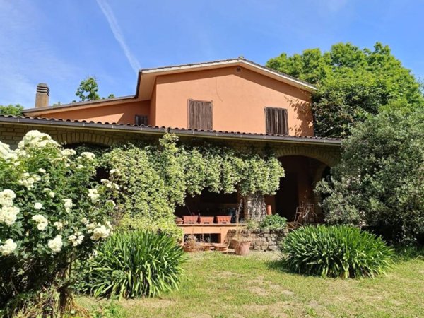 casa indipendente in vendita a Ronciglione