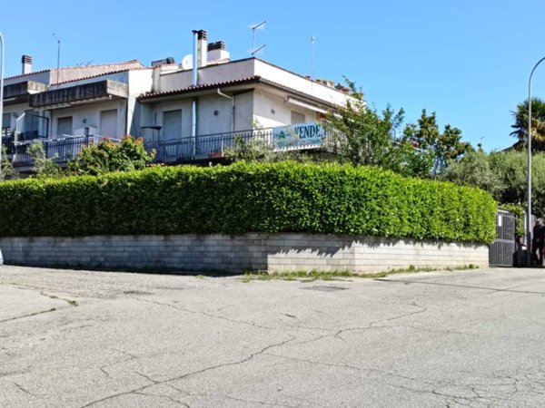 casa indipendente in vendita a Ronciglione