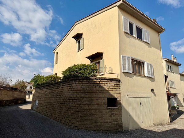casa indipendente in vendita a Ronciglione
