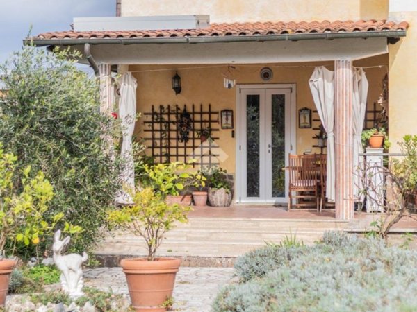 casa indipendente in vendita a Ronciglione