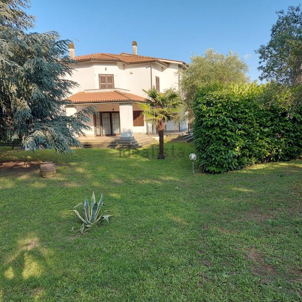 casa indipendente in vendita a Ronciglione