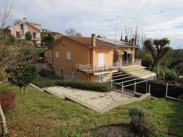 casa indipendente in vendita a Ronciglione
