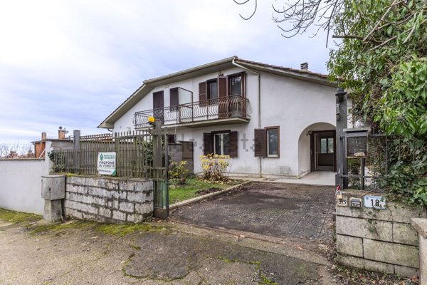 casa indipendente in vendita a Ronciglione
