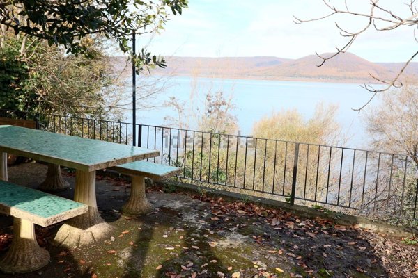 casa indipendente in vendita a Ronciglione