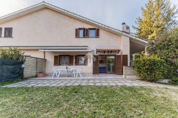 casa indipendente in vendita a Ronciglione