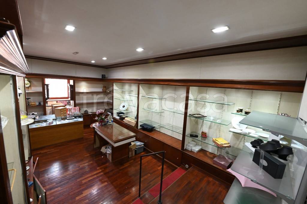 negozio in vendita a Ronciglione