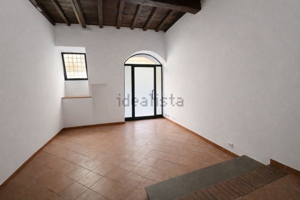 locale commerciale in vendita a Ronciglione