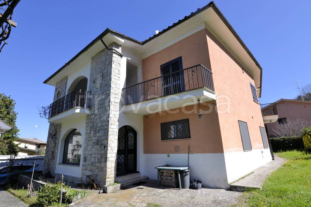 casa indipendente in vendita a Ronciglione