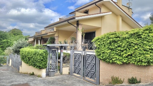 casa indipendente in vendita a Ronciglione