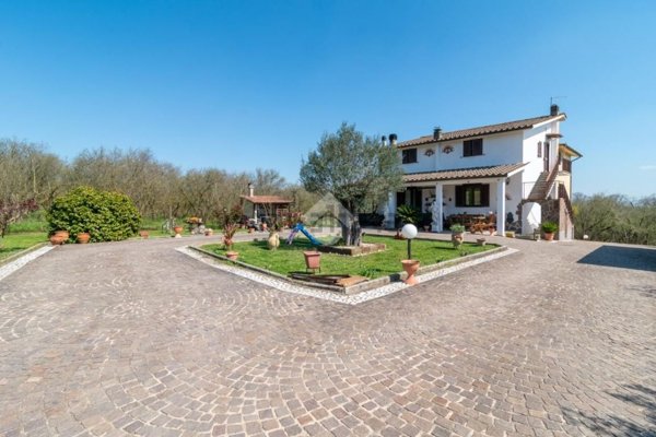 casa indipendente in vendita a Ronciglione