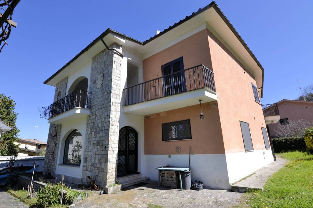 casa indipendente in vendita a Ronciglione