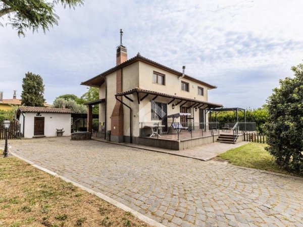 casa indipendente in vendita a Ronciglione
