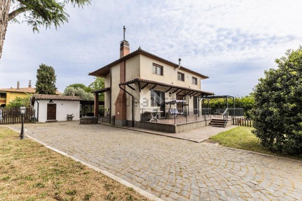 casa indipendente in vendita a Ronciglione