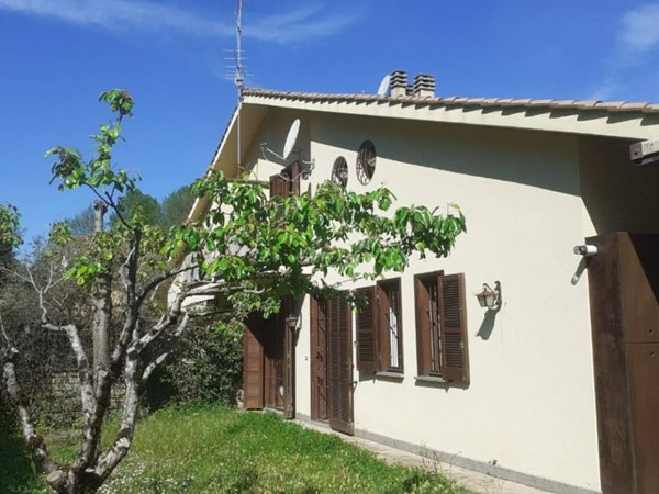 casa indipendente in vendita a Ronciglione