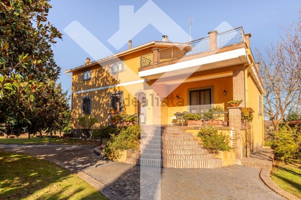 casa indipendente in vendita a Ronciglione