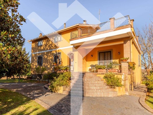 casa indipendente in vendita a Ronciglione