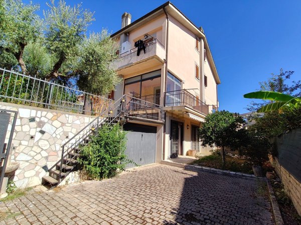 casa indipendente in vendita a Ronciglione