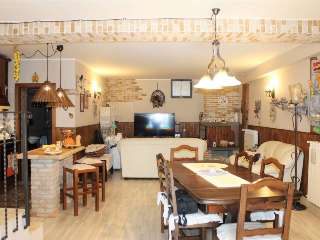 casa indipendente in vendita a Soriano nel Cimino