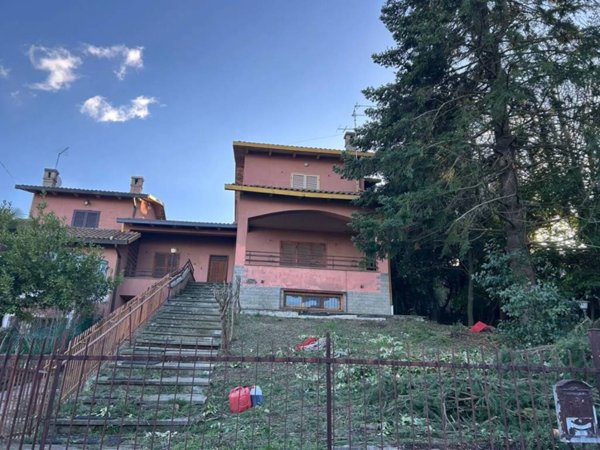 casa indipendente in vendita a Soriano nel Cimino