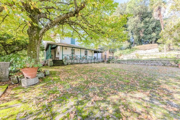 casa indipendente in vendita a Soriano nel Cimino