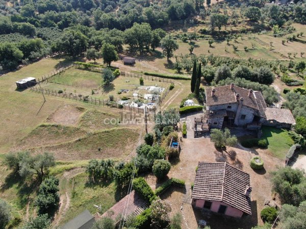 casa indipendente in vendita a Soriano nel Cimino
