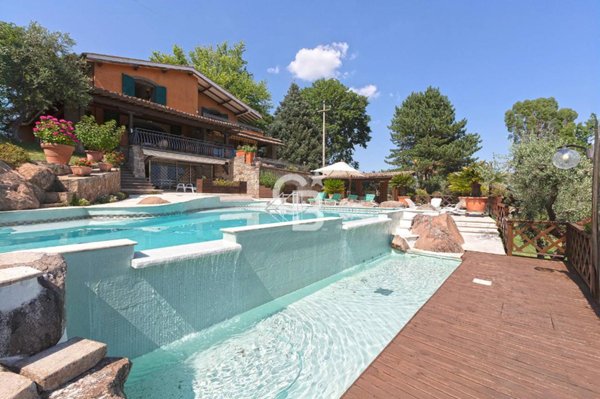 casa indipendente in vendita a Soriano nel Cimino