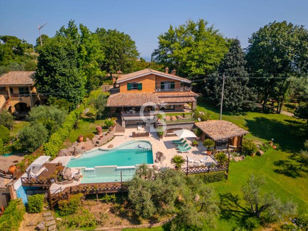 casa indipendente in vendita a Soriano nel Cimino