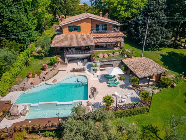 casa indipendente in vendita a Soriano nel Cimino