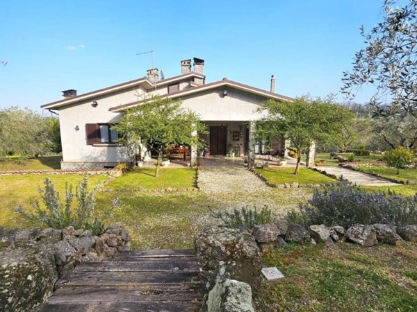 casa indipendente in vendita a Soriano nel Cimino