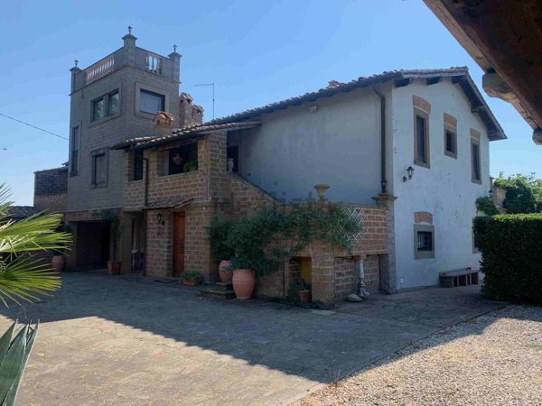 casa indipendente in vendita a Soriano nel Cimino
