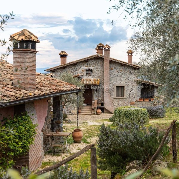 casale in vendita a Soriano nel Cimino