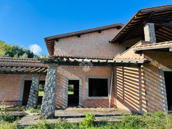 casa indipendente in vendita a Soriano nel Cimino