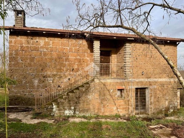 casa indipendente in vendita a Soriano nel Cimino in zona Sant'Eutizio